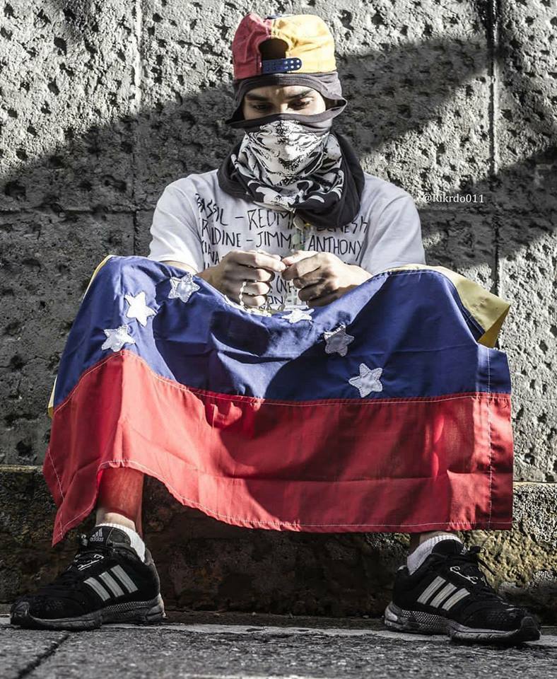 MayVenezolana's tweet photo. Dios te pedimos humildemente,que protejas a todos los muchachos que luchan por una Venezuela libre🇻🇪🙏💛💙❤️Dios los cubra con su manto sagrado https://t.co/2QEBBCKl8o
