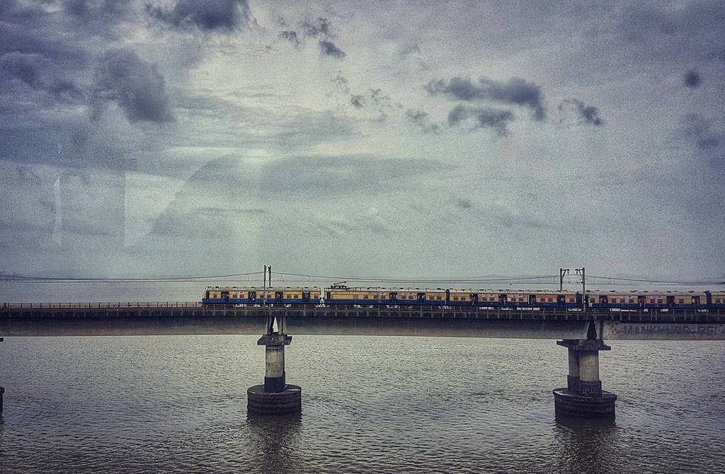 ChenthilMohan's tweet photo. Mumbai Local on a gloomy monsoon day #traveljunkie #chasingmonsoons https://t.co/7bw7KNzupO https://t.co/0N7Csm7oID