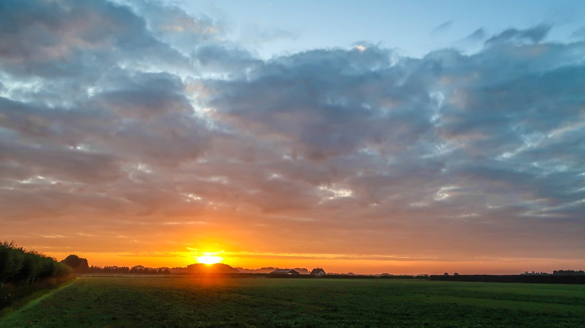 Licht bewolkte, gekleurde zonsopkomst <a href="/MeteoGroupWeer/">meteogroupweer</a> <a href="/weeronline/">Weeronline</a> <a href="/Weerplaza/">Weerplaza.nl</a> <a href="/BuienRadarNL/">Buienradar</a> <a href="/janvissersweer/">JAN VISSER</a>