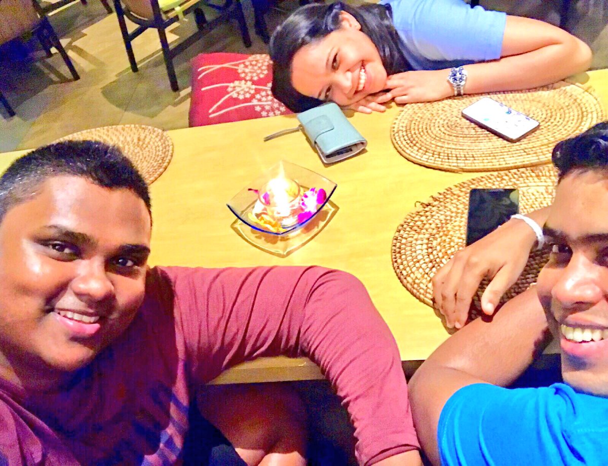 keziah_smith's tweet photo. Sunday dinner with the team 😋#HypeHash #StartUps #GAP2017 https://t.co/23FeKElQEt