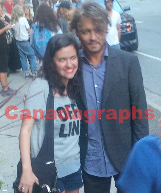 カナダ バンクーバーで ジョニー デップ に会えた人たち 一緒に自撮り ハグだけじゃなくキスまで Togetter