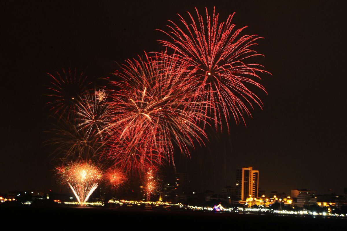 Los fuegos artificiales en el Malecón Simón Bolívar, desde Durán. Cortesía: Francisco Bravo ►ow.ly/sapm30dUTKX