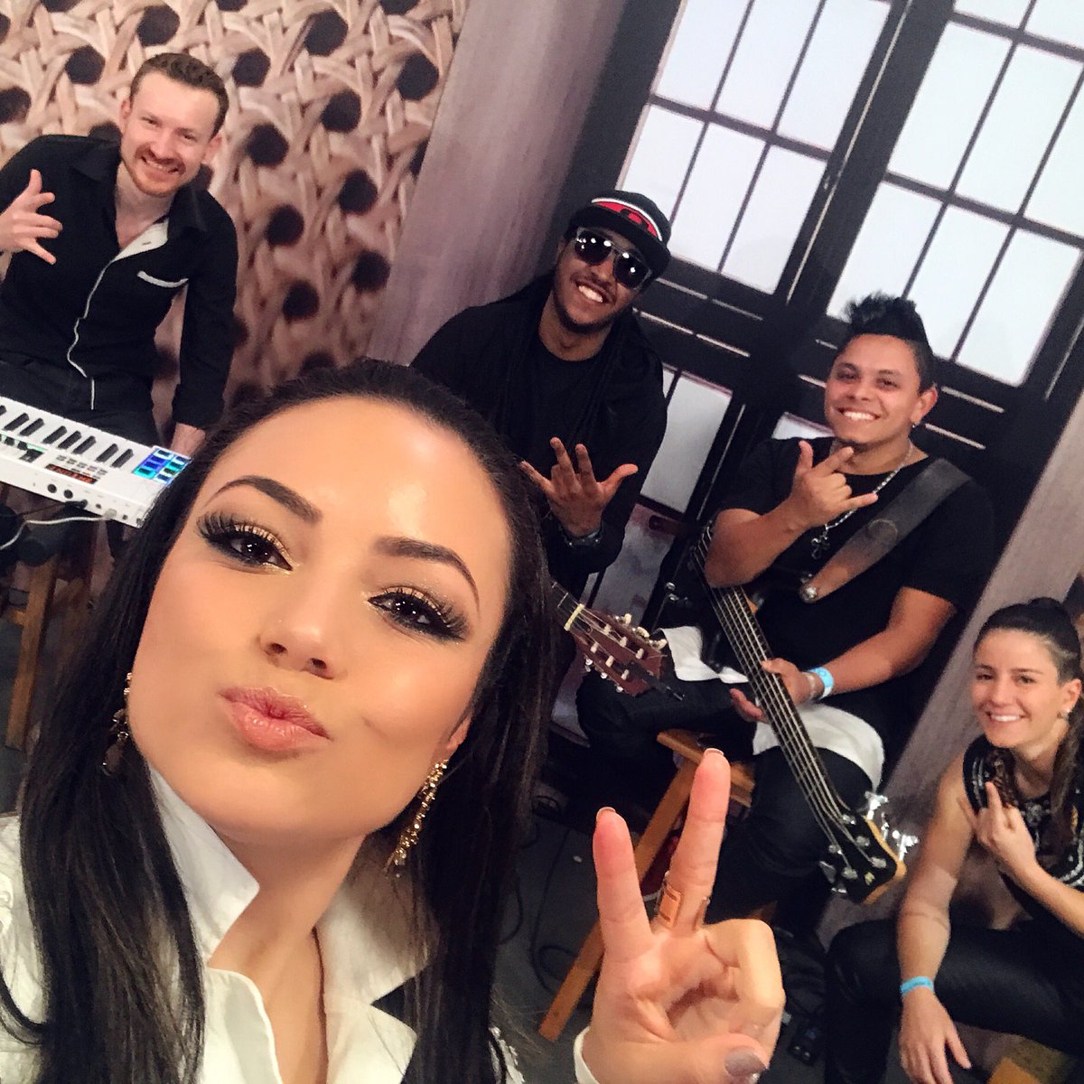 fernandaliz_'s tweet photo. 3,2,1 GRAVANDO 🎬...
#FernandaLizNaTV #ProgramaProsaEViola #EquipeFL 👏🏼👏🏼👏🏼
Aviso vocês quando for ao ar ✌🏼😘 https://t.co/TP7HsJP8FX