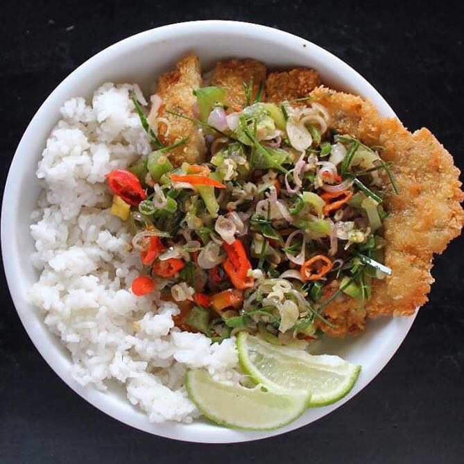 infobdgkuliner's tweet photo. Hallo dori lovers! Cobain Dori Sambal Matah #JoeyKitchen nih, crispy, gurih, pedas~ https://t.co/6JULPYFpdq | https://t.co/N0yvPuChGD