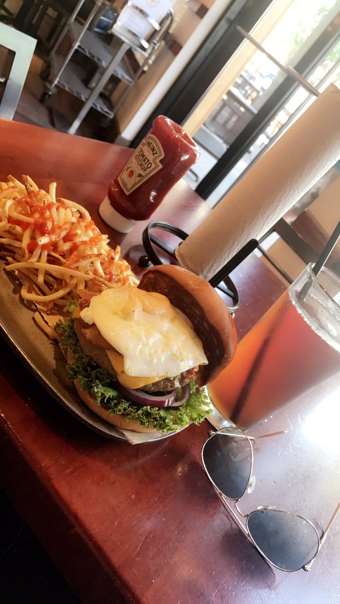 Rosiposie7's tweet photo. My lunch today...dieta...pues mañana. #villageburgerbar #dougieburger #fawt #fatgirlproblems https://t.co/7Tx9DWgCoD