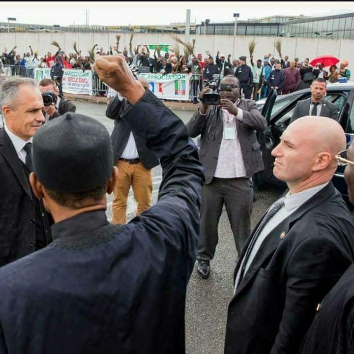 apcniger's tweet photo. President Muhammadu Buhari in a cheerful mood with APC supporters in London. https://t.co/cjBfUkAS12