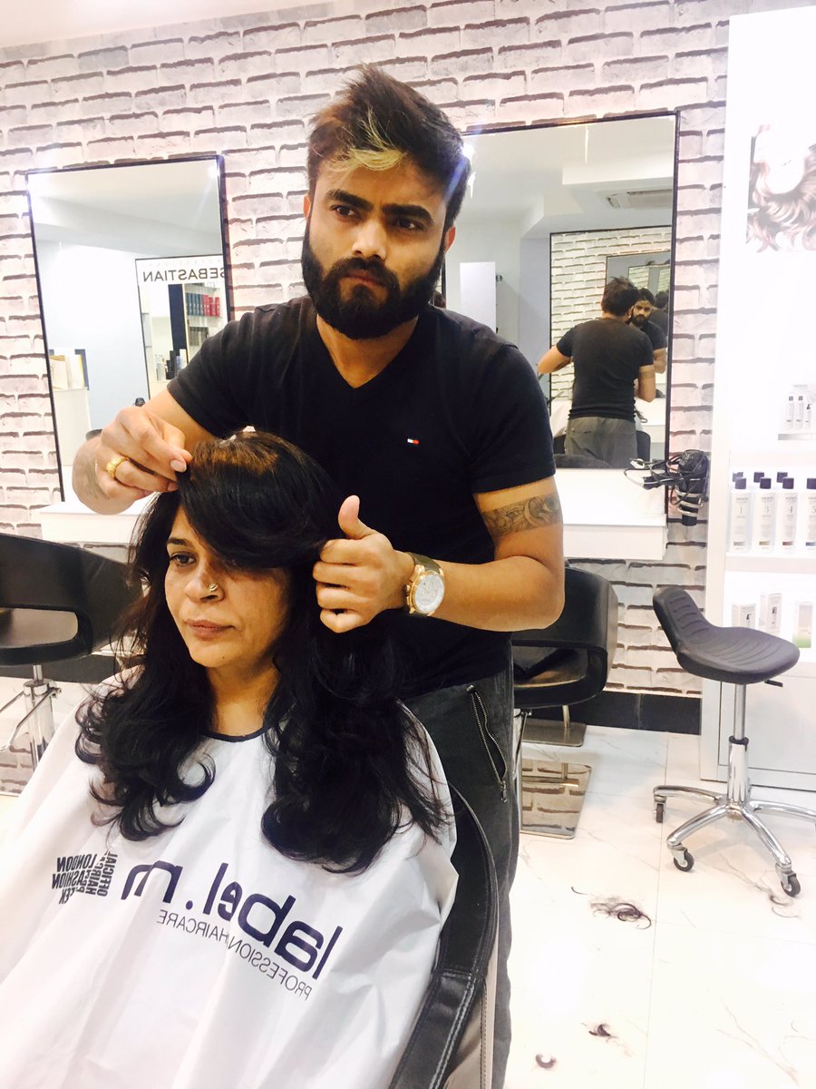 plshsalon's tweet photo. Salon director is too busy in styling the hair https://t.co/vFf51MtBBp