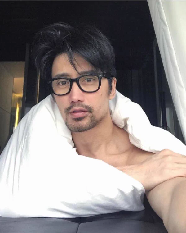 え、50歳？！顔もボディも20歳に見えると評判のイケメン男性がかなりかっこいいww