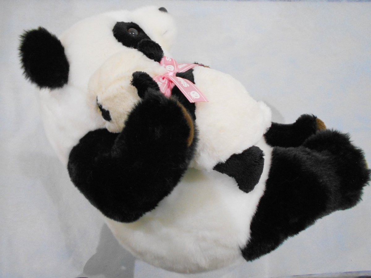 思わずマネしてみたくなる夏。パンダL ￥9,180(税込）、伏せパンダS