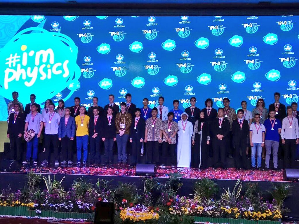 Kemdikdasmen's tweet photo. Indonesia Sabet Dua Emas dan Tiga Perak di #IPhO2017
https://t.co/OtlHrBsnw8 #BeritaDikbud https://t.co/Fg9UYWe7eJ