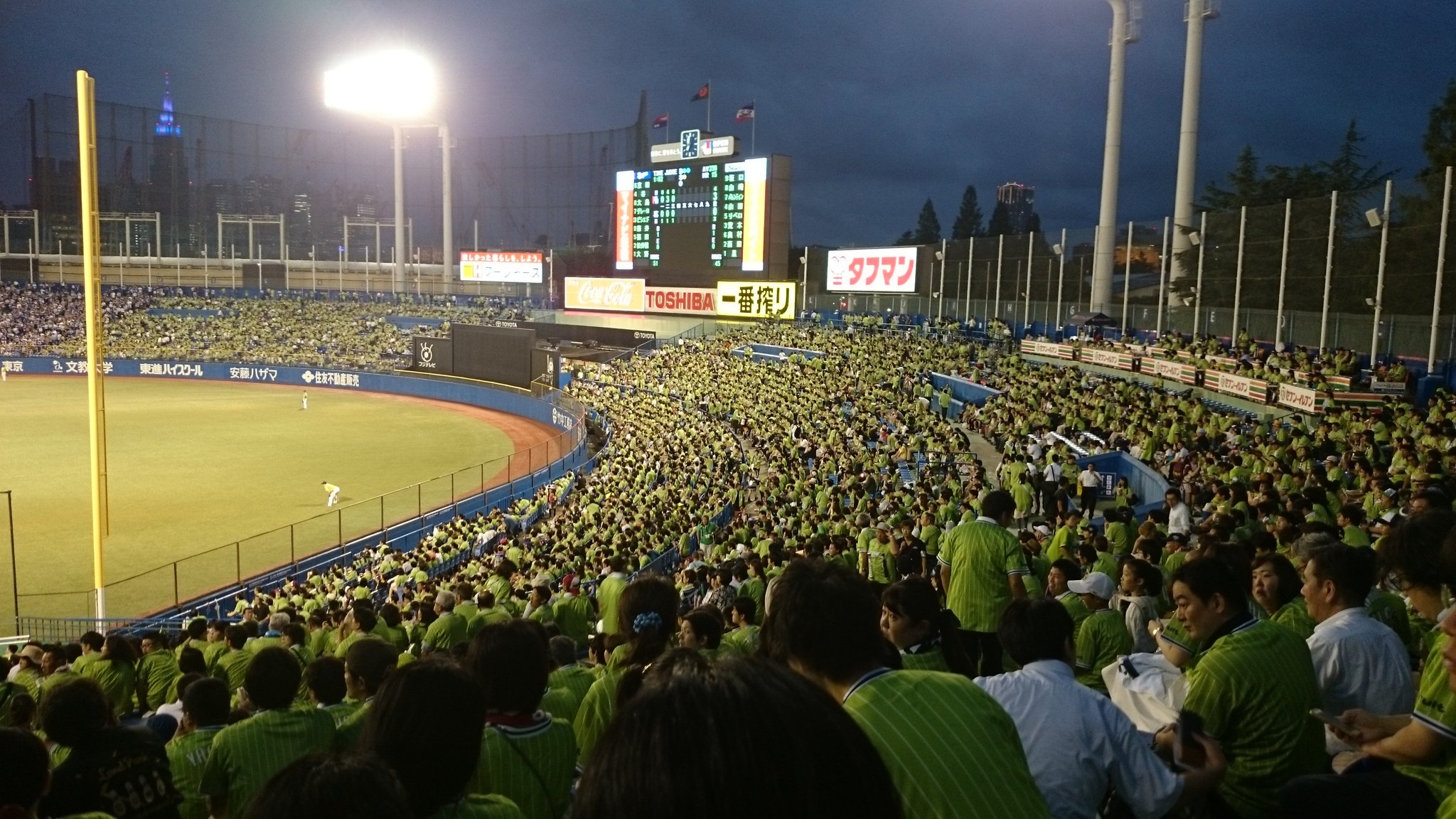 Nori A Twitter 神宮なう 今日は無料でユニホームがもらえるからヤクルトファンは緑一色 掲示板も緑だよ O ヤクルトスワローズ 神宮球場 中野区観光大使 T Co Uxodunoezq Twitter