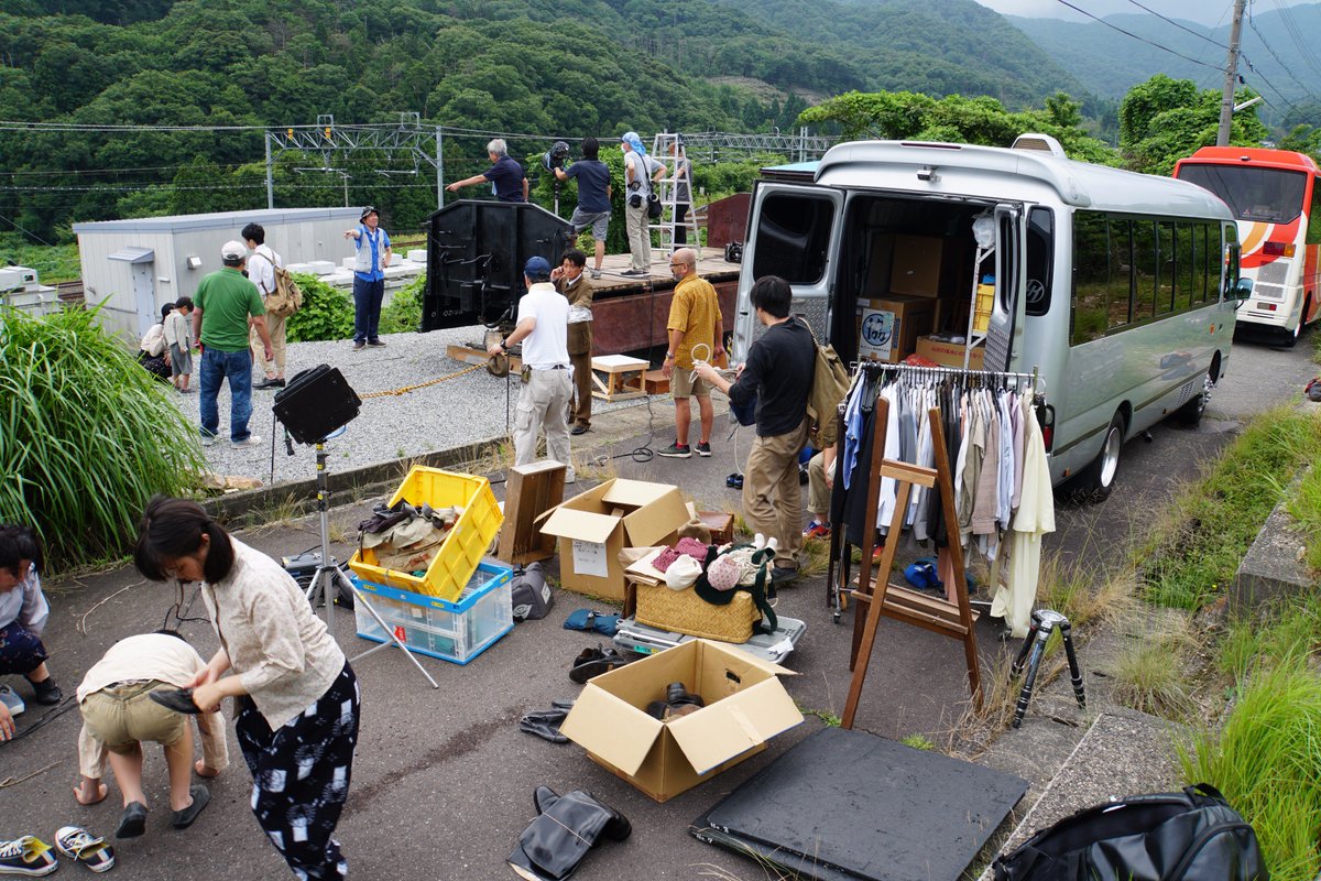 MaboroshiT20000's tweet photo. 7月10日に新疋田ミニ鉄道公園でNHKのロケがありました。10月以降に放映予定の「ファミリーヒストリー」の収録です。「幻のト20000形」は、終戦前後の混乱期に、不足する客車の代用として旅客を運んだシーンを再現しました。秋の放映が楽しみです。 https://t.co/tLVQrLZJXJ