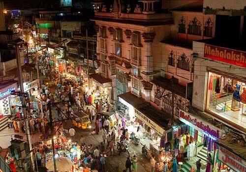 NehaNadeem97's tweet photo. Visiting family in Pakistan, it is a cultural norm that shops are open till 12am &amp; ppl prefer late night shopping. Other cultures? #OENV17 https://t.co/Y5p0KuXqDx