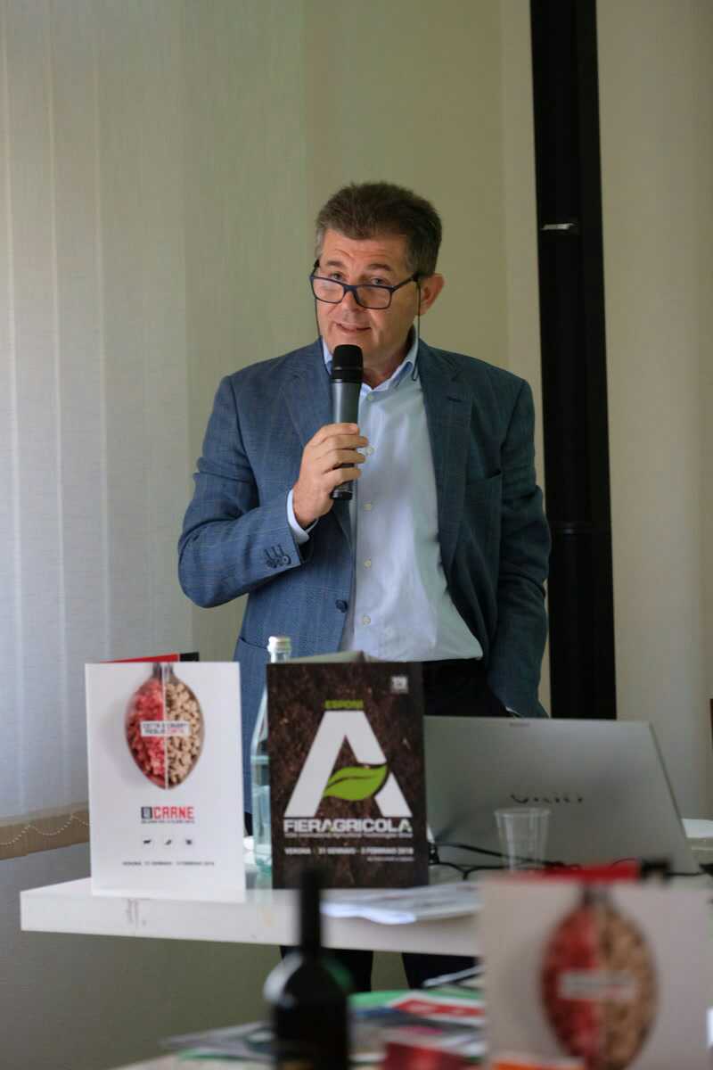 VRfiere's tweet photo. #EurocarneVRF Per #Azove contemporaneità con #Fieragricola permette di parlare direttamente ai produttori di carne
Borin direttore di #Azove https://t.co/XTQ3C6PfE6