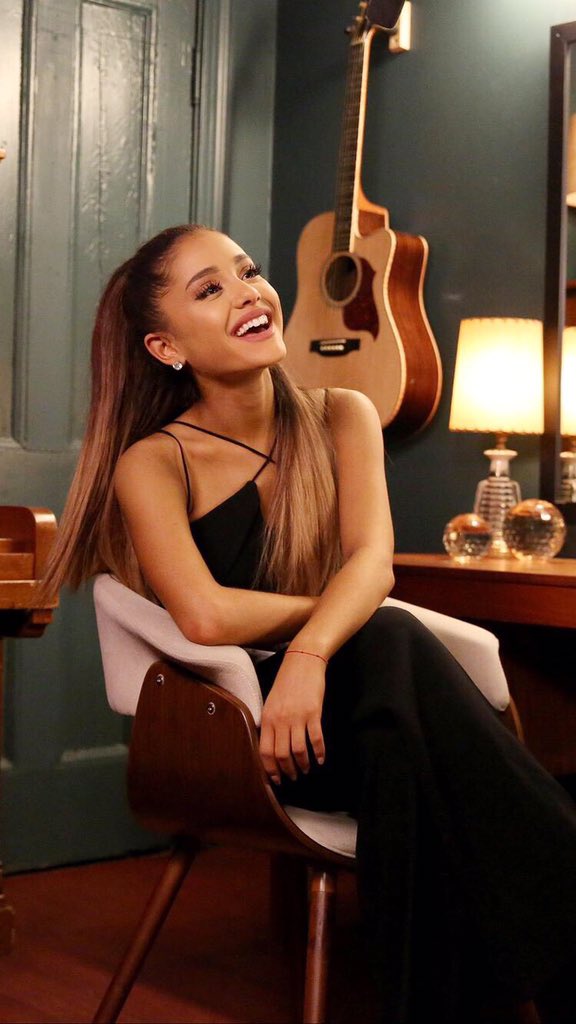 ClaryCalabretta's tweet photo. #MTVHottest @ArianaGrande ♡ https://t.co/RykuGdoPzW