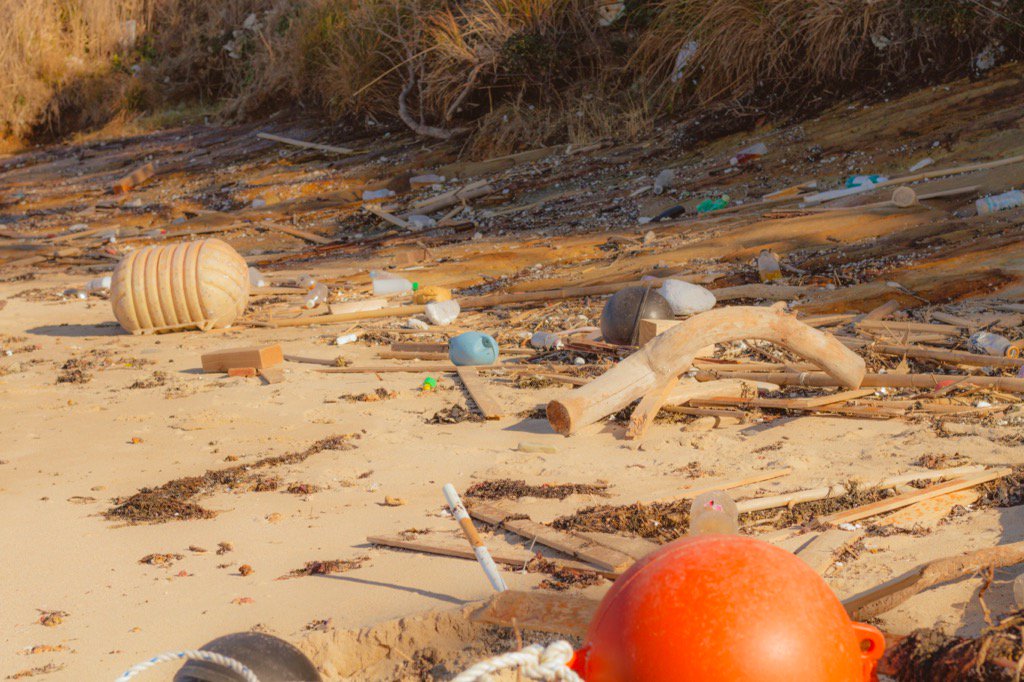 LSidekick's tweet photo. Can you guess the country..? #dirtybeach #jetsom #pollution #notchildfriendly https://t.co/Px3hQYy7Oh