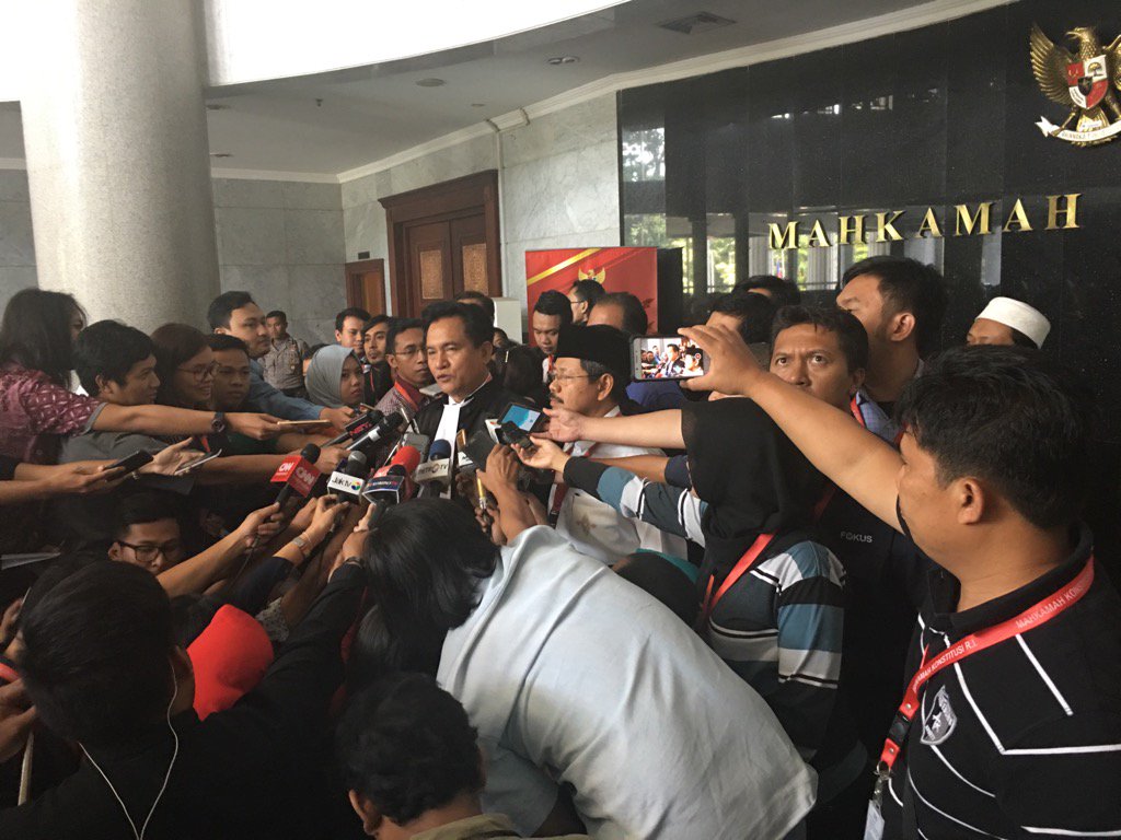 Yusrilihza_Mhd's tweet photo. Diwawancarai watrawan usai Sidang Pendahuluan Pengujian Perpu No 2 Tahun 2007 yang dimohon HTI pagi tadi di MK https://t.co/WRIh6VNVjD