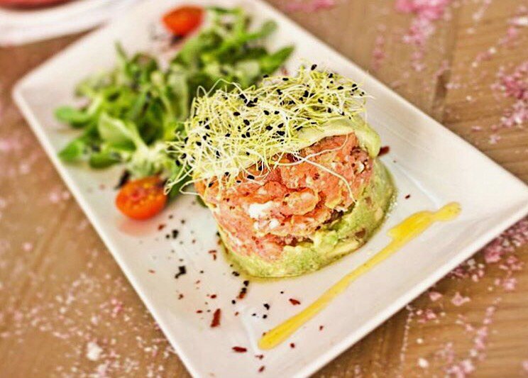 ¡Feliz #DiaDeLosAbuelos! Ven a celebrarlo a <a href="/TabernaGallos/">Taberna Los Gallos</a> y prueba nuestro exquisito "Tartar de salmón y aguacate". ¡Os encantará!