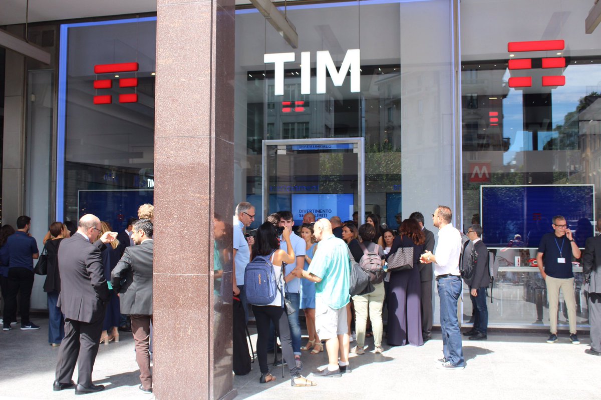 GruppoTIM's tweet photo. Aree dedicate alla smart home, all'entertainment, al gaming, all'office. Dal nuovo concept store TIM a Milano è tutto. 
#TIMSmartLife https://t.co/eS3WpJRi0G