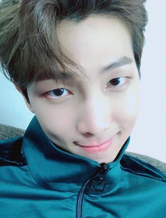 cher_bts's tweet photo. ナムって真の詐欺キャラ..
身長180超えIQ148で高校模擬テストでは全国上位1%なのに反対されても音楽やりたいって言って作曲もしてラップはモンスターなのにすぐモノ壊すお茶目なギャップも持っていて英語もペラペラ日本語も出来るしスイートだし小顔でスタイル抜群で防弾少年団のリーダー https://t.co/273tYV5Xt4