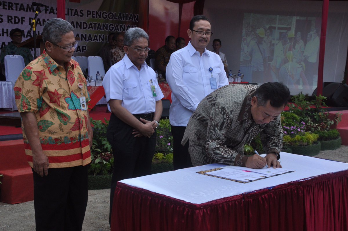 ppidcilacap's tweet photo. Peletakan batu pertama fasilitas pengolahan sampah berbasis RDF di Kab Cilacap, oleh wakil gubernur Jateng https://t.co/QFufghZjc6