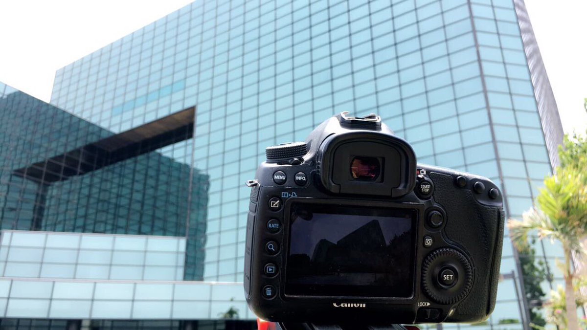 ShrouqNagro's tweet image. #ShrouqNagro #lightsetup #Behindthescene #director #documentaryphotography #saudi #commercial #jeddah #storyboards #commercialshoot