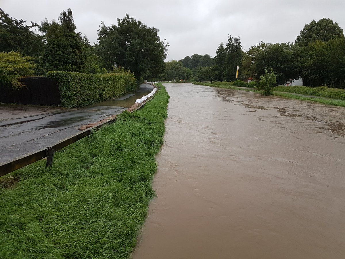 ywittenberg91's tweet photo. Sandsäcke an der #Innerste in #Hildesheim. Bislang halten die Dämme! #Hochwasser https://t.co/VX7v6sGOTr