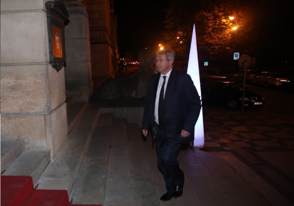 NEOVLIVNICZ's tweet photo. Obvinění kvůli 11,5 milionu. Pád posledního velkého hráče. Co má policie na Janstu? https://t.co/up5UaHY9aM https://t.co/CXRVChbQ8u