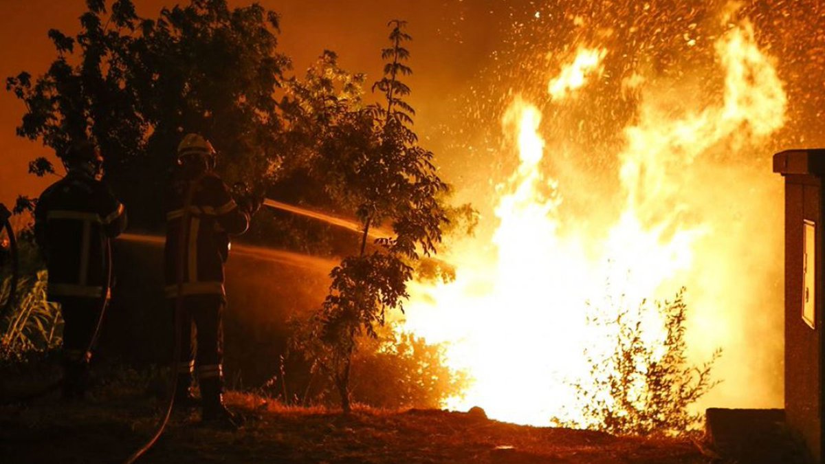 RTLnieuws's tweet photo. Duizenden mensen geëvacueerd door Franse bosbranden https://t.co/BfM2gTyaPG https://t.co/DeVZWG09su