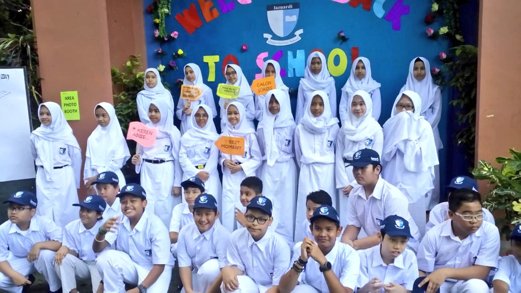 LazuardiGCS's tweet photo. A sophisticated, smart, stylish, and sweet squad of 2017/2018 students are here! Welcome (back) to @Lazuardi_GIS Junior High!
@Haidar_Bagir https://t.co/gynxFQHPpR