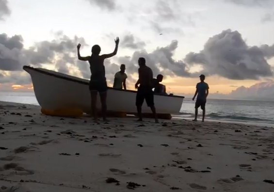 NatureSey's tweet image. Timing-getting our boat back on land after a hard day&apos;s work #CousinIsland #ConservationBootCamp: : goo.gl/xWJA6B (WATCH)
