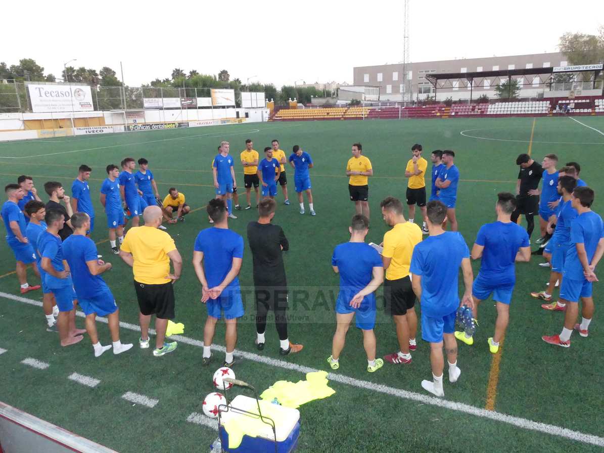 UTRERAWeb's tweet photo. El primer equipo del C.D. #Utrera inicia los entrenamientos de  pretemporada a la espera de dos nuevos fichajes  https://t.co/d0erTQc3Bv https://t.co/3OT5qjo5T9
