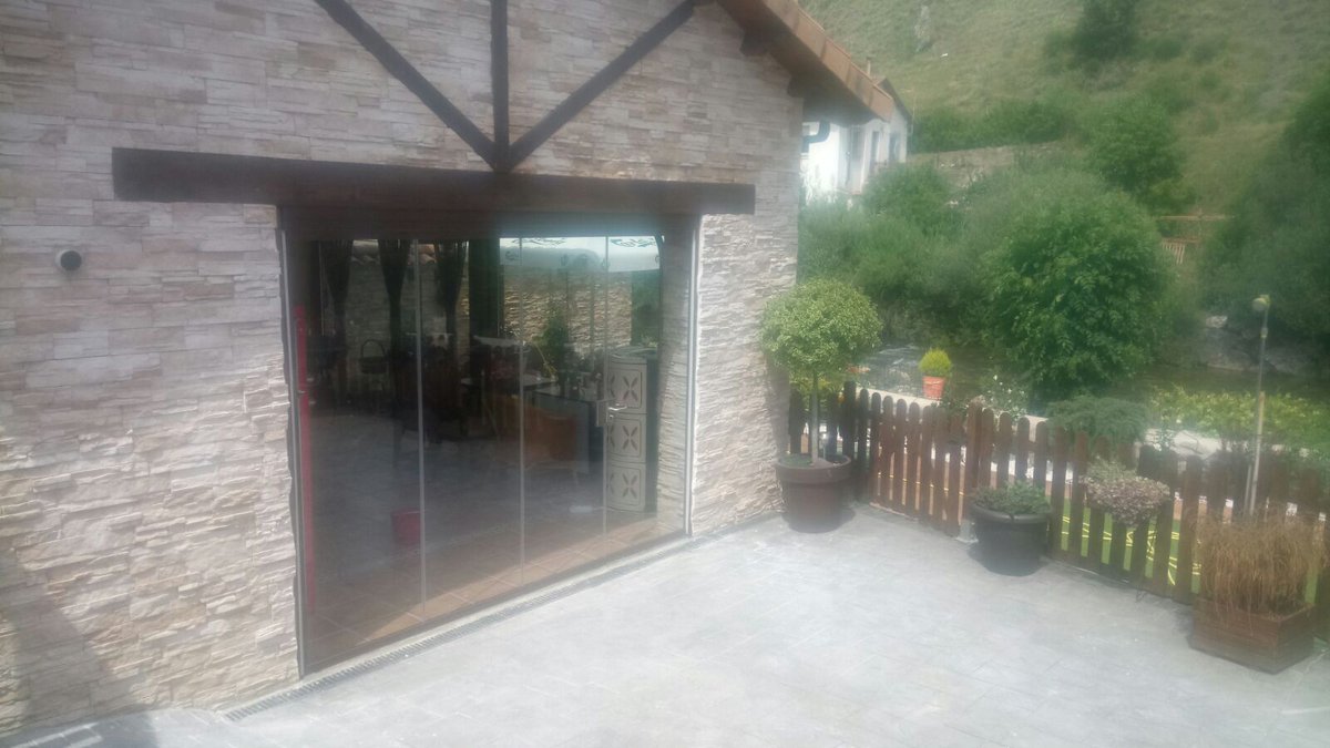 Levidrio's tweet photo. [Proyecto] Cerramiento exterior con cortinas de vidrio #Extendglass en Vegacervera (León).
👉 https://t.co/fulOWjRwKW https://t.co/LfTlIVj5eI