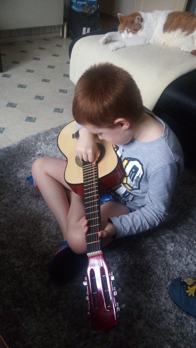 Tininy1's tweet photo. @TommyJoeRatliff he said me "like Tommy" #littleplayer #guitar https://t.co/NROIH3gRR7