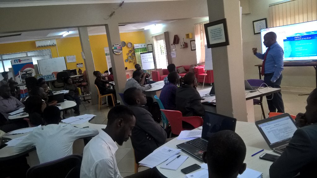 ekahat1's tweet photo. @jssentongo1 taking engineering students through Needfinding Principals #DesignThinking @kipanden @NatashaKassami https://t.co/G7RtxhWrho