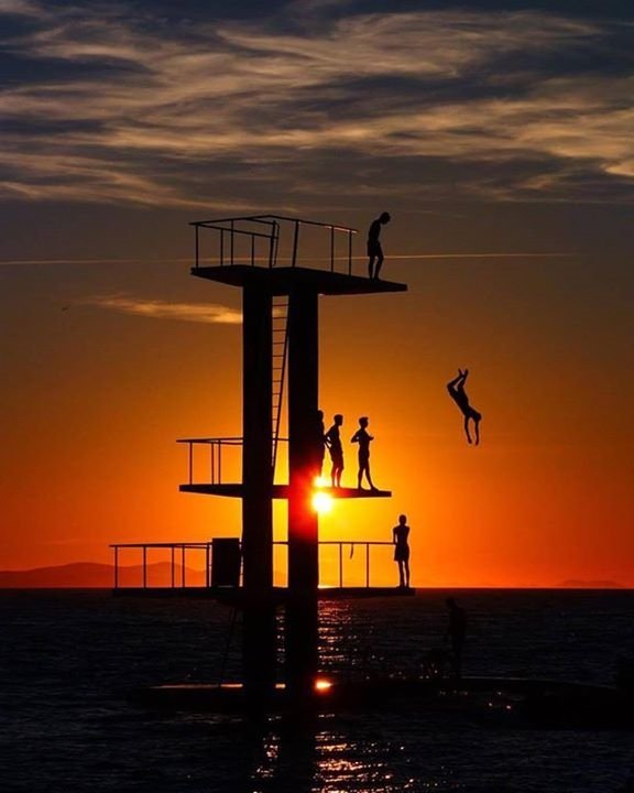 AncientHistria's tweet photo. That's how jumping into the sea in Zadar looks like 💃💃🌊🌊☀☀#sunset #amazing #jump #sea #zadar https://t.co/H6imJof2or