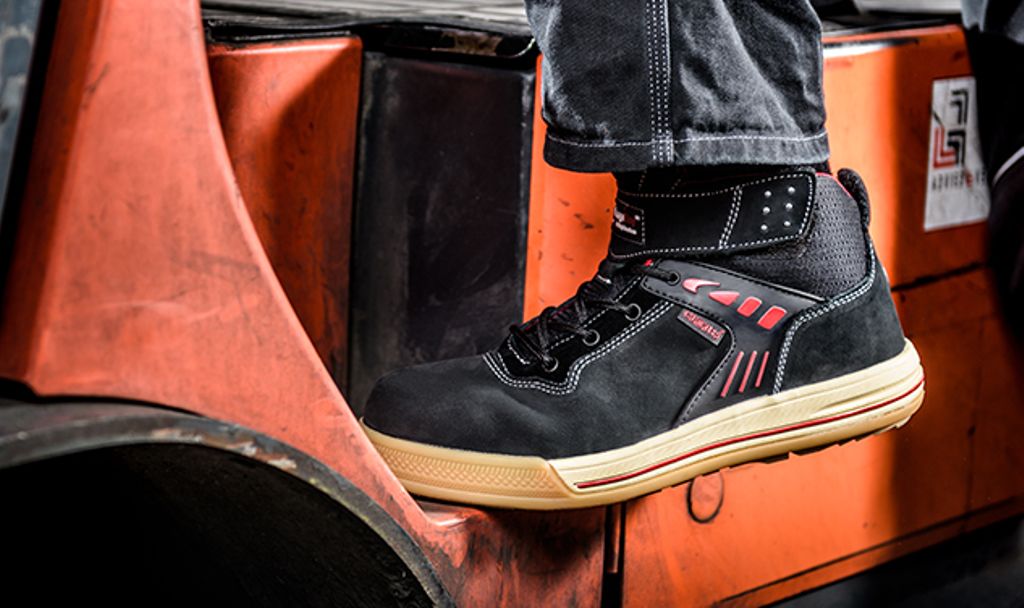 Style meets safety: Largo Bay Safety Sneakers. Check alle modellen op onze website. bit.ly/buckler004 #safetysneakers #bucklerboots