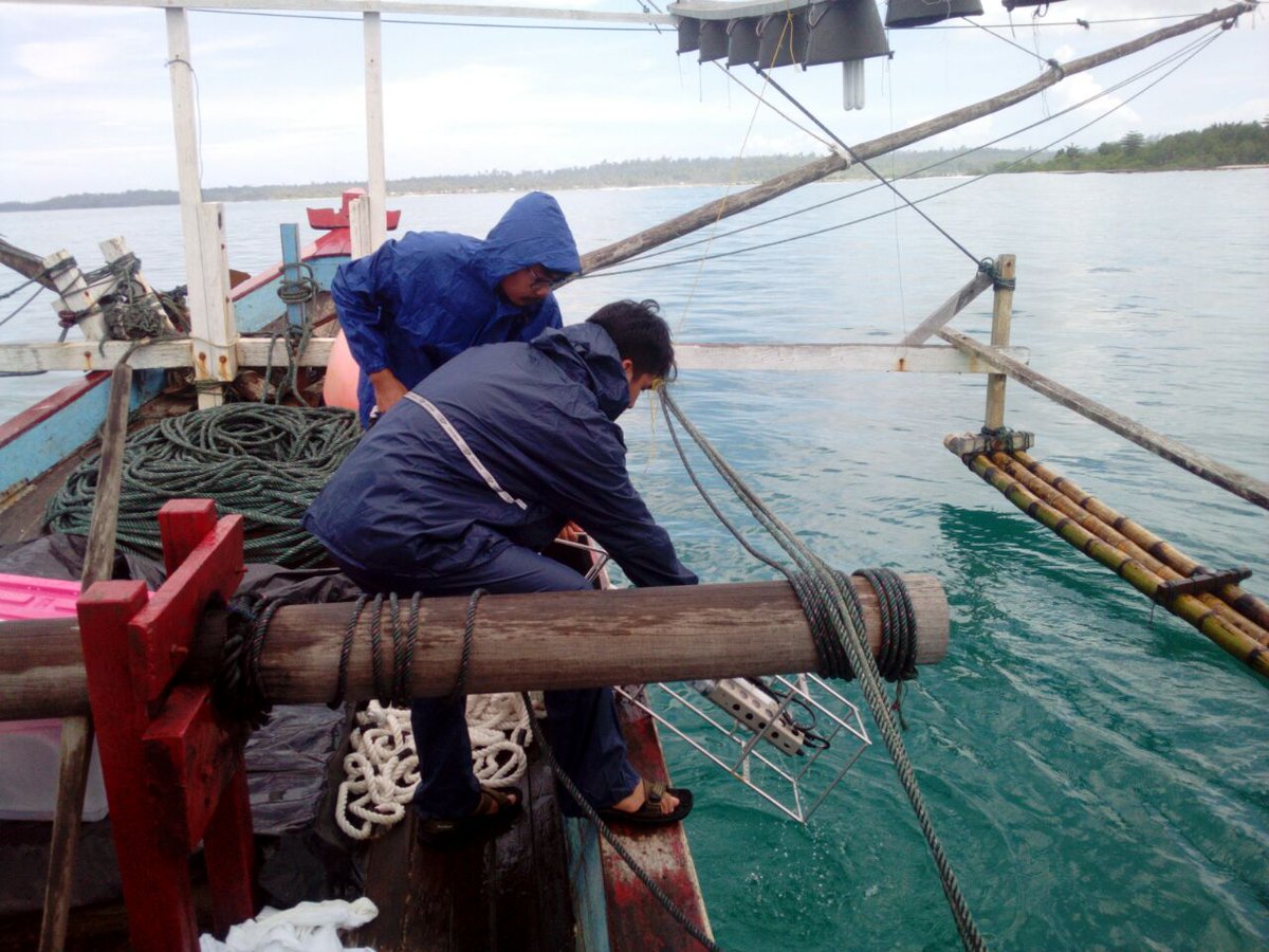 IMB_RG_RCO's tweet photo. Pak Hanif (LIPI) dan Sdr Iwan (ITB) sedang beraksi menurunkan CTD meski diguyur hujan #coastalchapter @ewinlipi https://t.co/6Sqi61wEkr