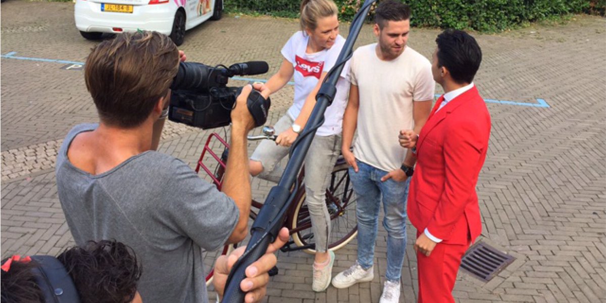 Geëmotioneerd door het gebaar van haar vriend maakt Mieke vol trots een proefritje op haar fiets bit.ly/2utNL5c #fietsen #overval