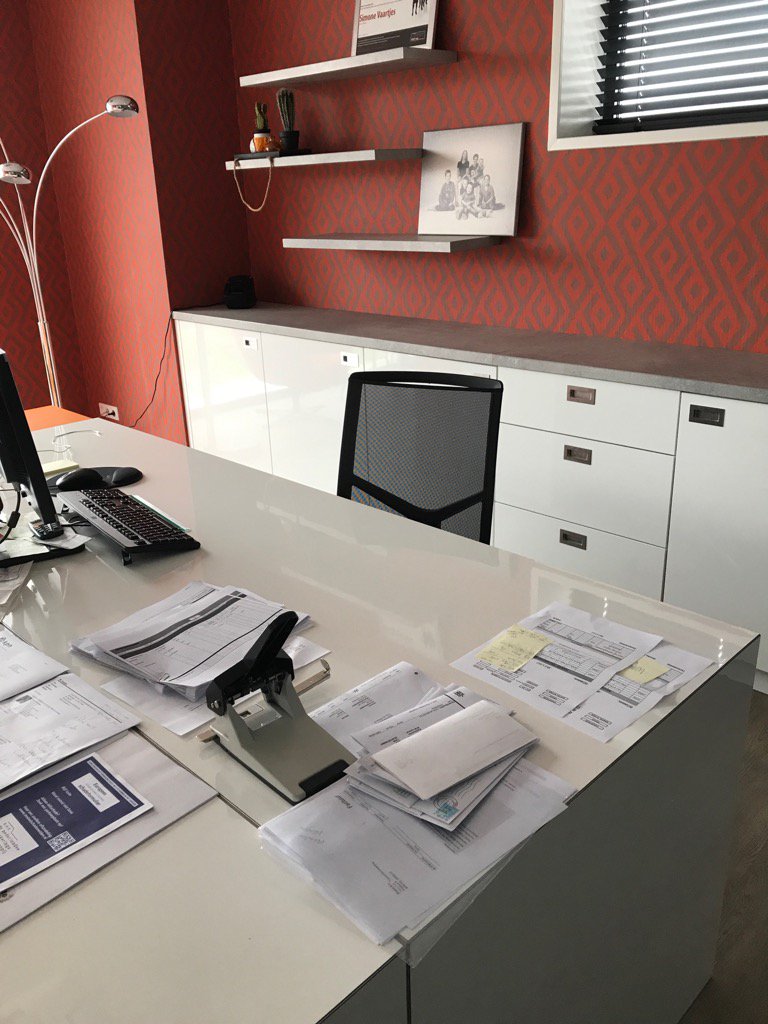Het lot van wrs elke ondernemer, in je vakantie naar de zaak om een vol bureau aan te treffen...