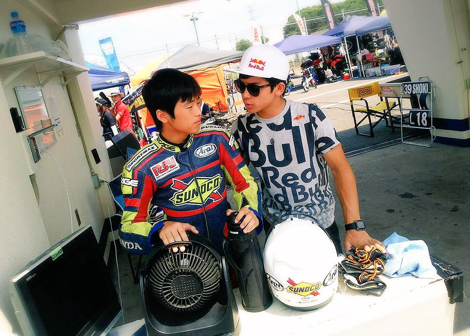 AyumuSasaki1's tweet photo. 最近 地方選手権でトップ争いをしてくれるショウキ💪
毎日 #tklabojapan トレーニングへ行き フィジカルも強くなっててビックリ🙌
今週の8耐は ショウキを連れて皆さんの応援へ行きます✊ https://t.co/Lj2Dr5OSrv