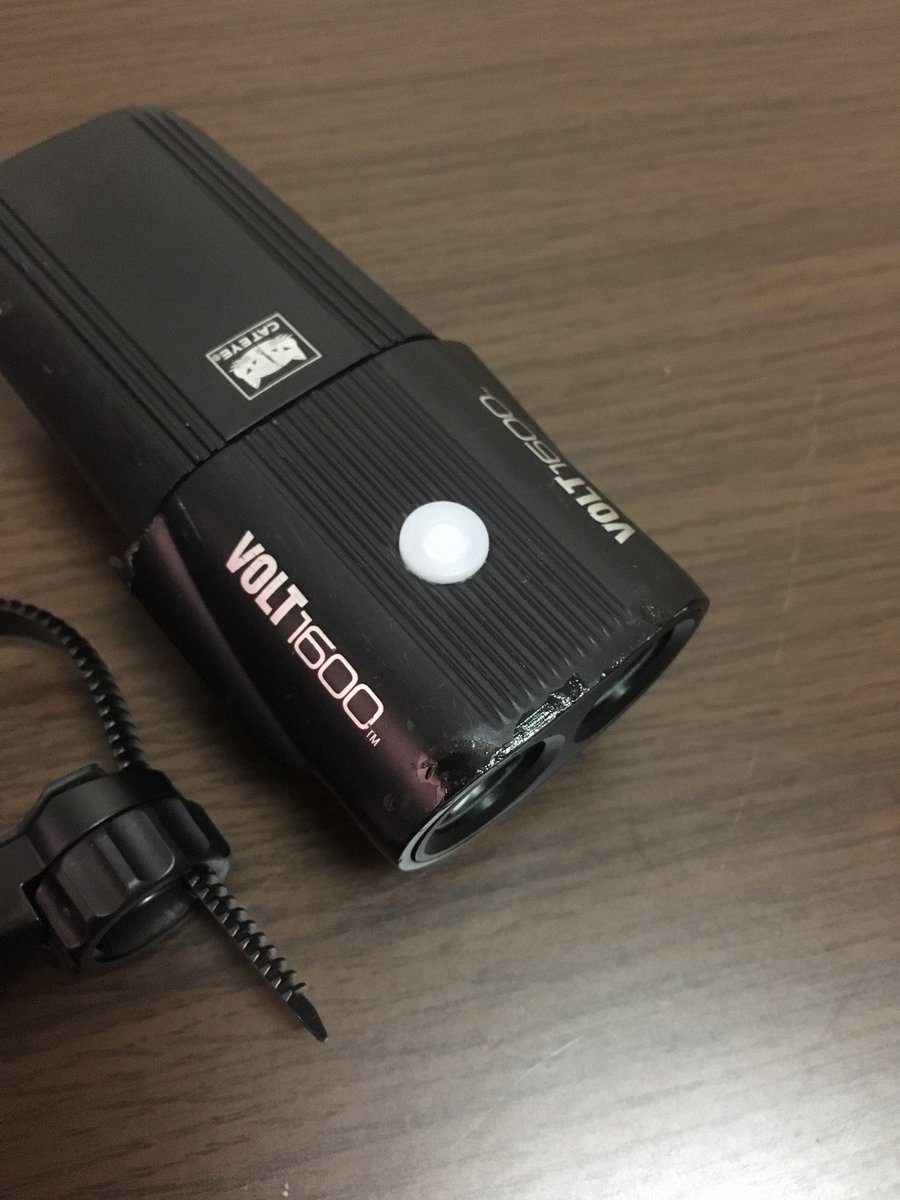 buhin_hanbai's tweet photo. 商品の入荷です。
中古品で、使用感は少々あります。
CATEYEのVOLT1600になります。
外箱は購入した知り合いが現在探しておりますが、出てくるかは不明との事です。
#ロードバイク
#ロードバイク物販
#VOLT1600
#拡散希望 https://t.co/0o1KqcnV7R