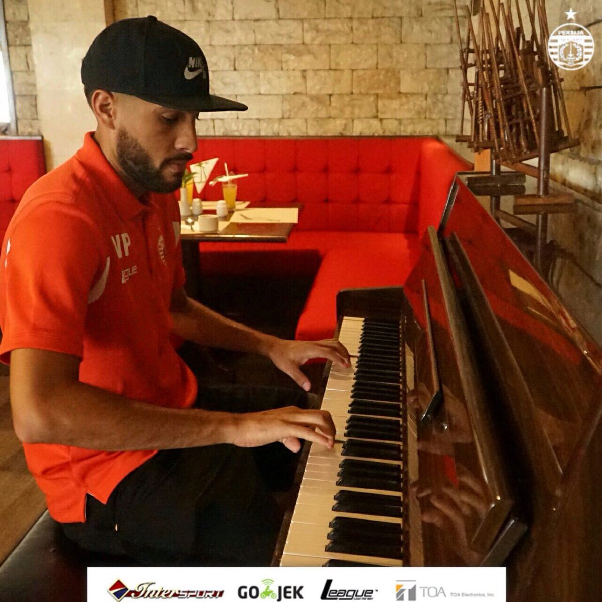Persija_Jkt's tweet photo. Kalau kata Mas @bepe20, 'Ketika Jemariku Menari'. Mau request lagu apa Jak? 😄🎹🎶

#PersijaJakarta #PersijaSelamanya https://t.co/T3m3kgooep