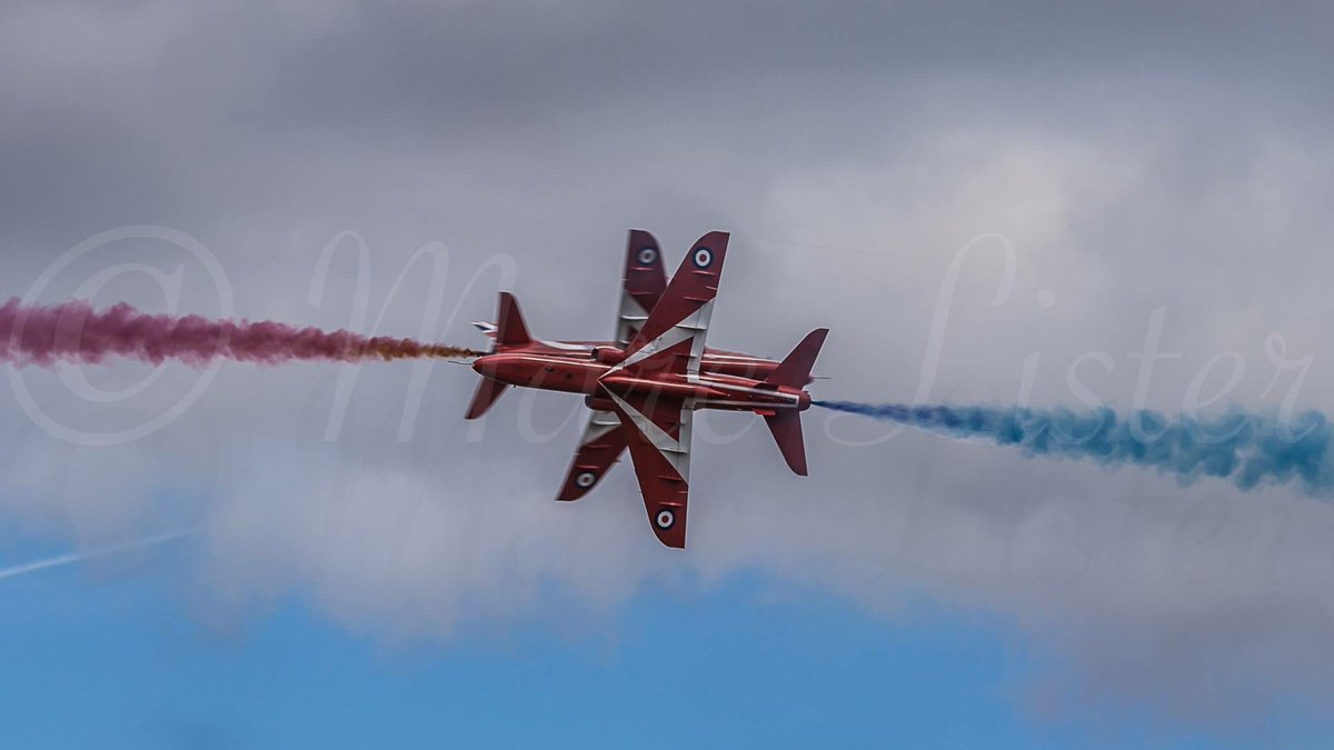 MarcListerPhoto's tweet photo. @rafredarrows at @airtattoo #syncropair @DyeTeam2017 been trying to get this shot for a while!. #photography #abouttime #AviationGeek https://t.co/GjWMaUy4gv