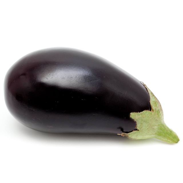 Mansfieldsnews's tweet photo. Our Seasonal Veg of the Week #Aubergine - always available - Not a vegetable, it's a  berry and related to the tomato #eggplant #crazyapple https://t.co/EyoYnyWzUM