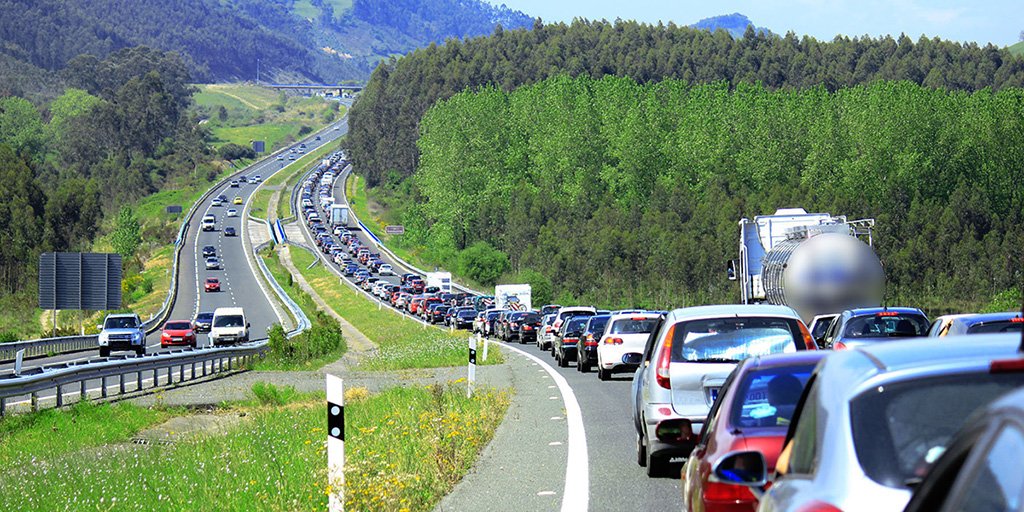Consumentenbond's tweet photo. Deze week is de eerste #zwartezaterdag. Ga jij de weg op? Handige tips voor onderweg https://t.co/hIIOo36Bbq https://t.co/jZEoT4axeW