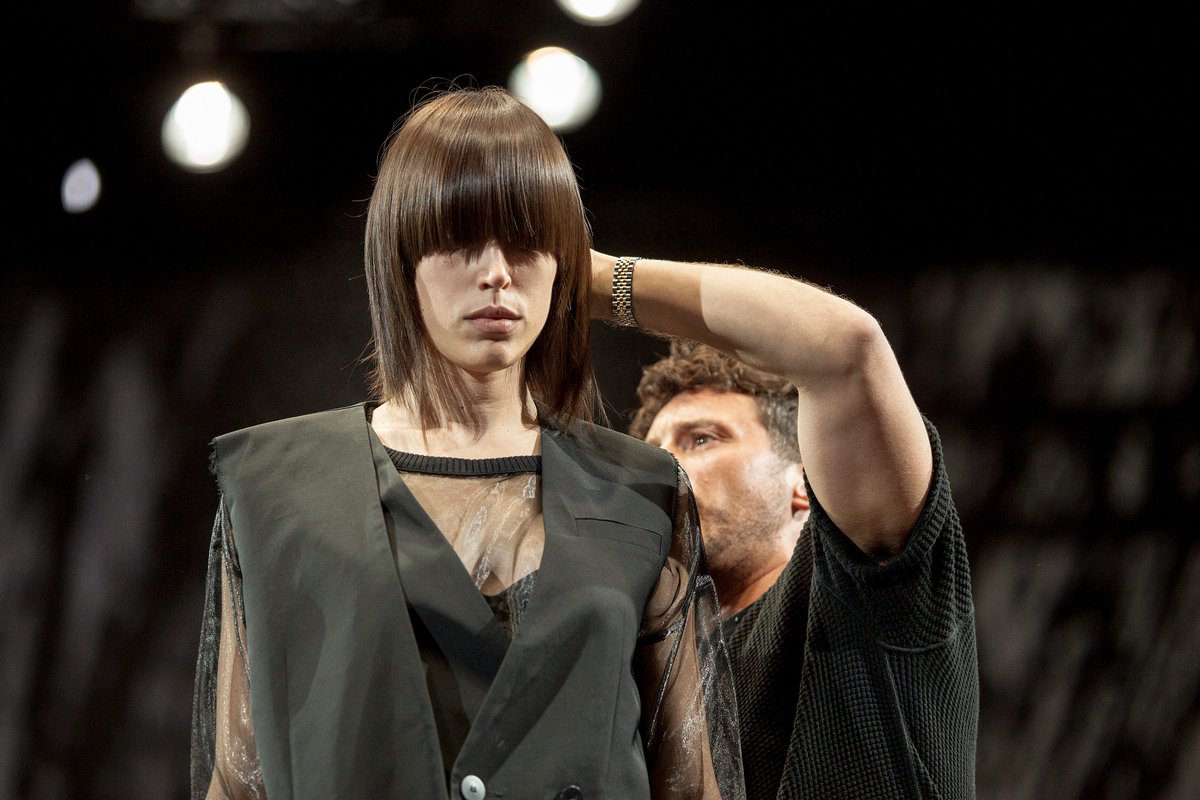 WellaProEs's tweet photo. Angelo Vallillo arrasó en #BeautyVision17 con su show Re-Charge. ¿Cuál es tu look favorito? https://t.co/V2AmmHdKB2 https://t.co/1DJc7ReVq6