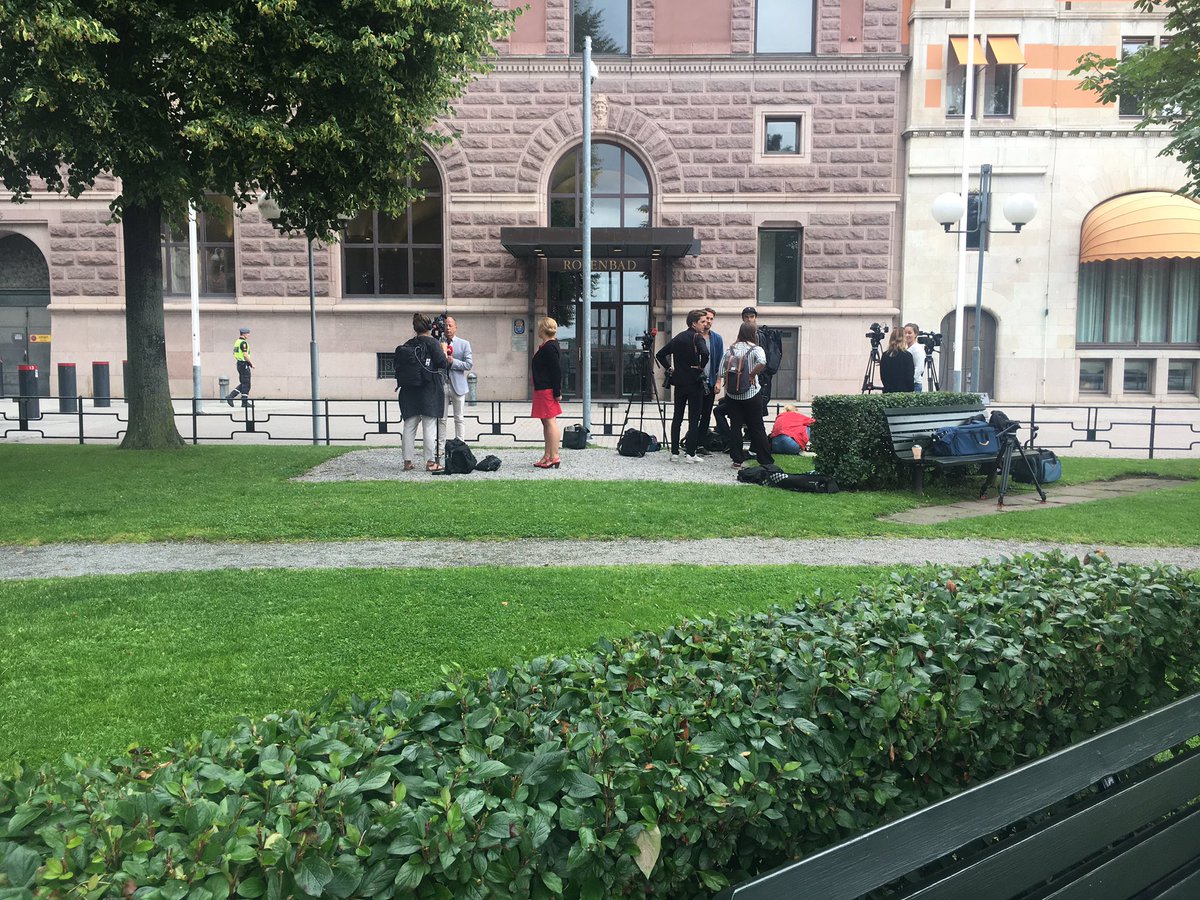 häckar utanför rosenbad där regeringen ska ha möte just nu. riktigt spänd!