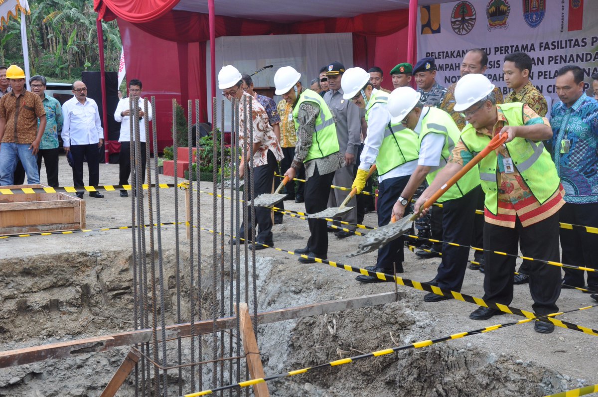 ppidcilacap's tweet photo. @TattoSPamuji Peletakan Batu Pertama oleh Wakil Gubernur Jateng &amp; Penandatanganan Nota Kesepahaman Sampah RDF di Cilacap https://t.co/tGT25lmWD8