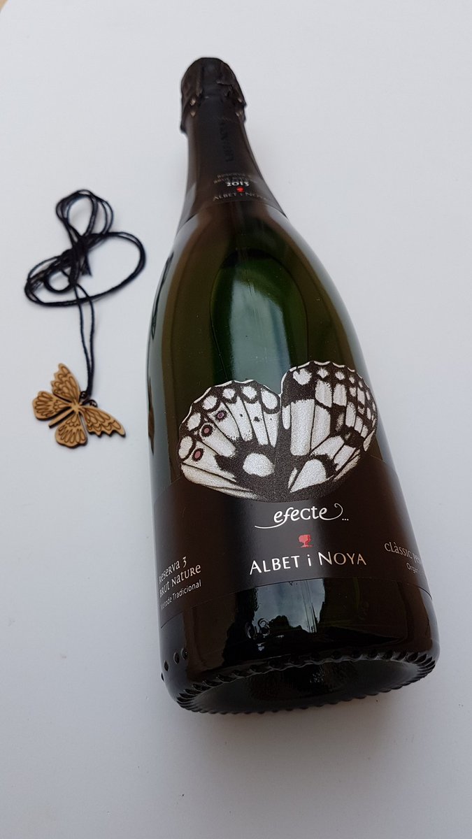 MarcBoines's tweet photo. Aquest estiu viu L' Efecte Papallona🦋 amb  @AlbetiNoya  🍾 Nova imatge  dels seus escumosos 🍾🦋 https://t.co/wiRTR9lAr4